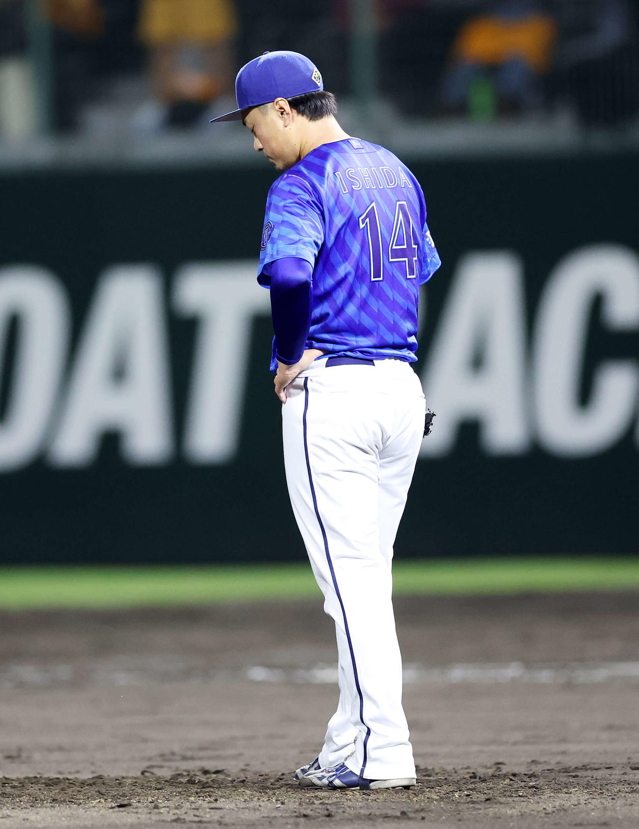 巨人対DeNA 7回裏巨人1死二塁、丸に右越え2点本塁打を放たれ悔しそうな表情を見せるDeNA石田（撮影・鈴木正人）