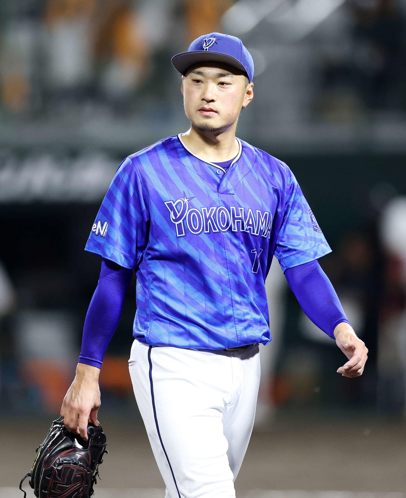 巨人対DeNA 7回裏、降板するDeNA石田（撮影・鈴木正人）