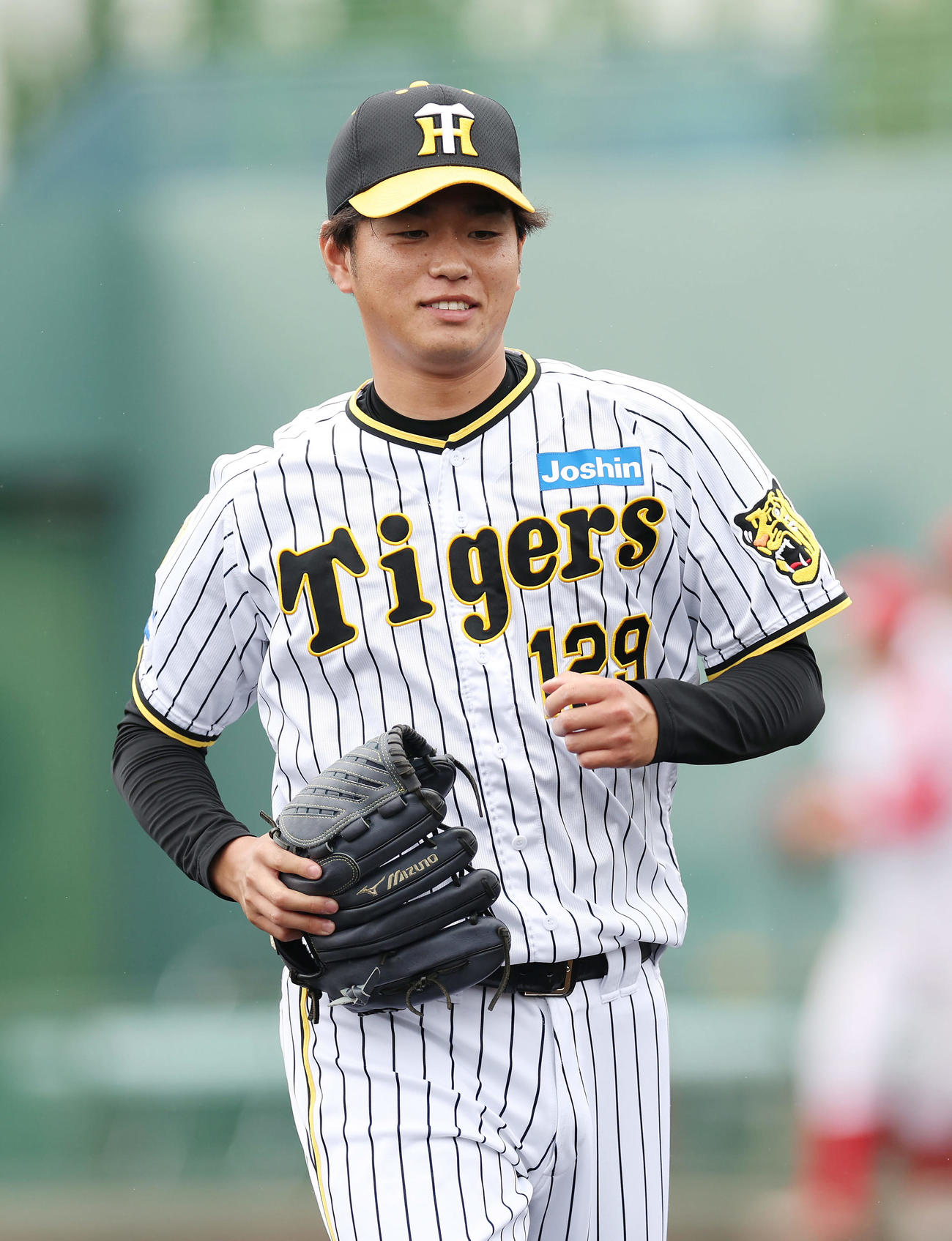 マツゲン箕島との練習試合で2回を投げ終え、明るい表情を見せながらベンチへ戻る阪神高橋（撮影・前田充）