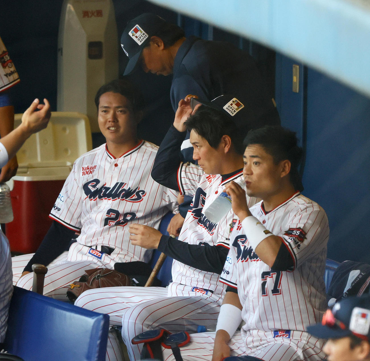 ヤクルト対広島　ヤクルト先発の松本健（左）は初回を投げ終えベンチで笑顔を見せる（撮影・上山淳一）