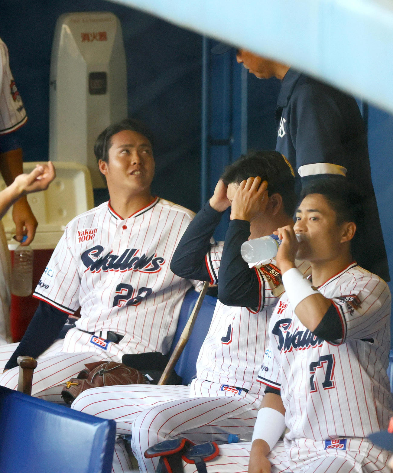 ヤクルト対広島　ヤクルト先発の松本健（左）は初回を投げ終えベンチで笑顔を見せる（撮影・上山淳一）
