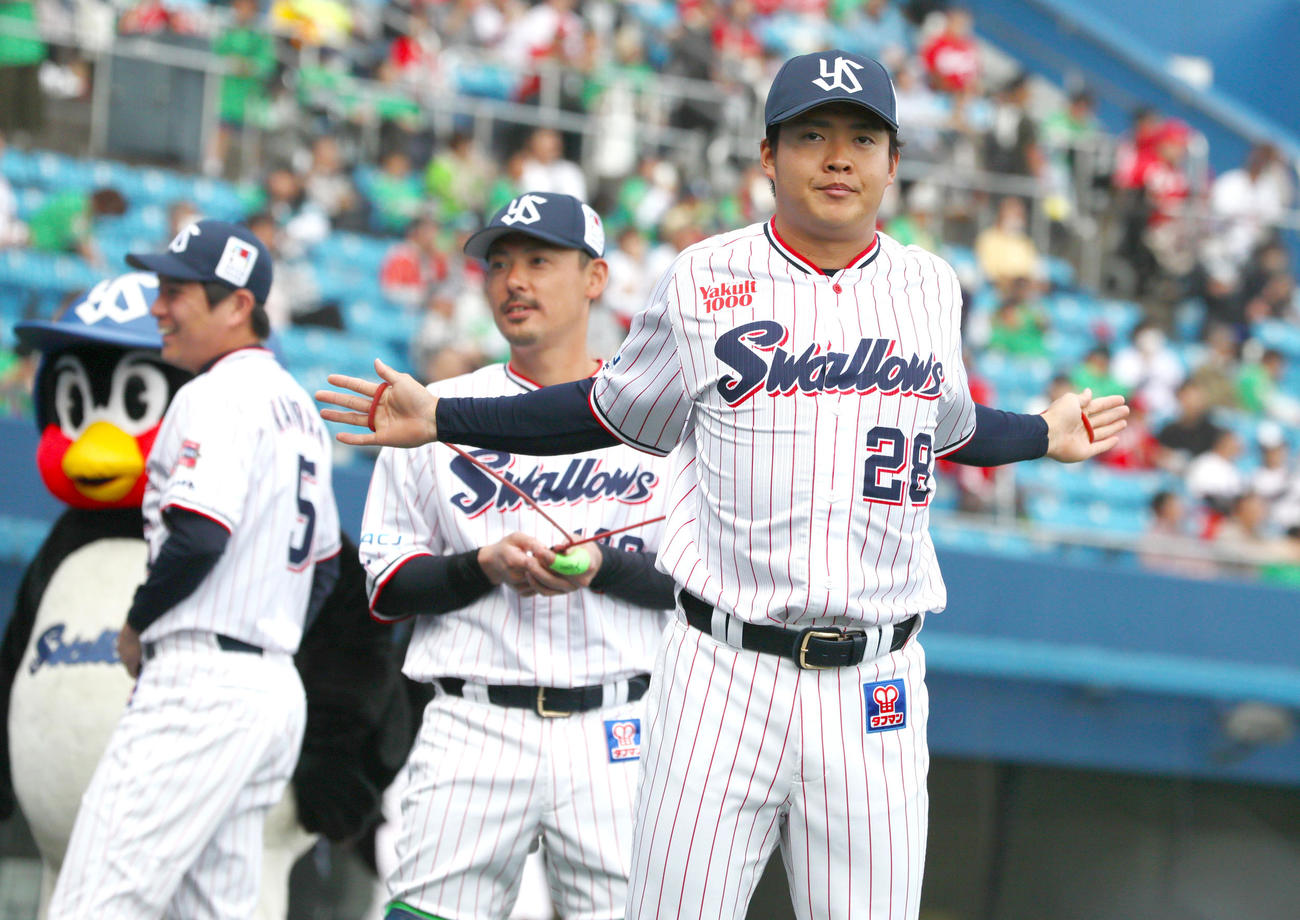ヤクルト対広島　試合を前に準備するヤクルト松本健（手前）（撮影・上山淳一）