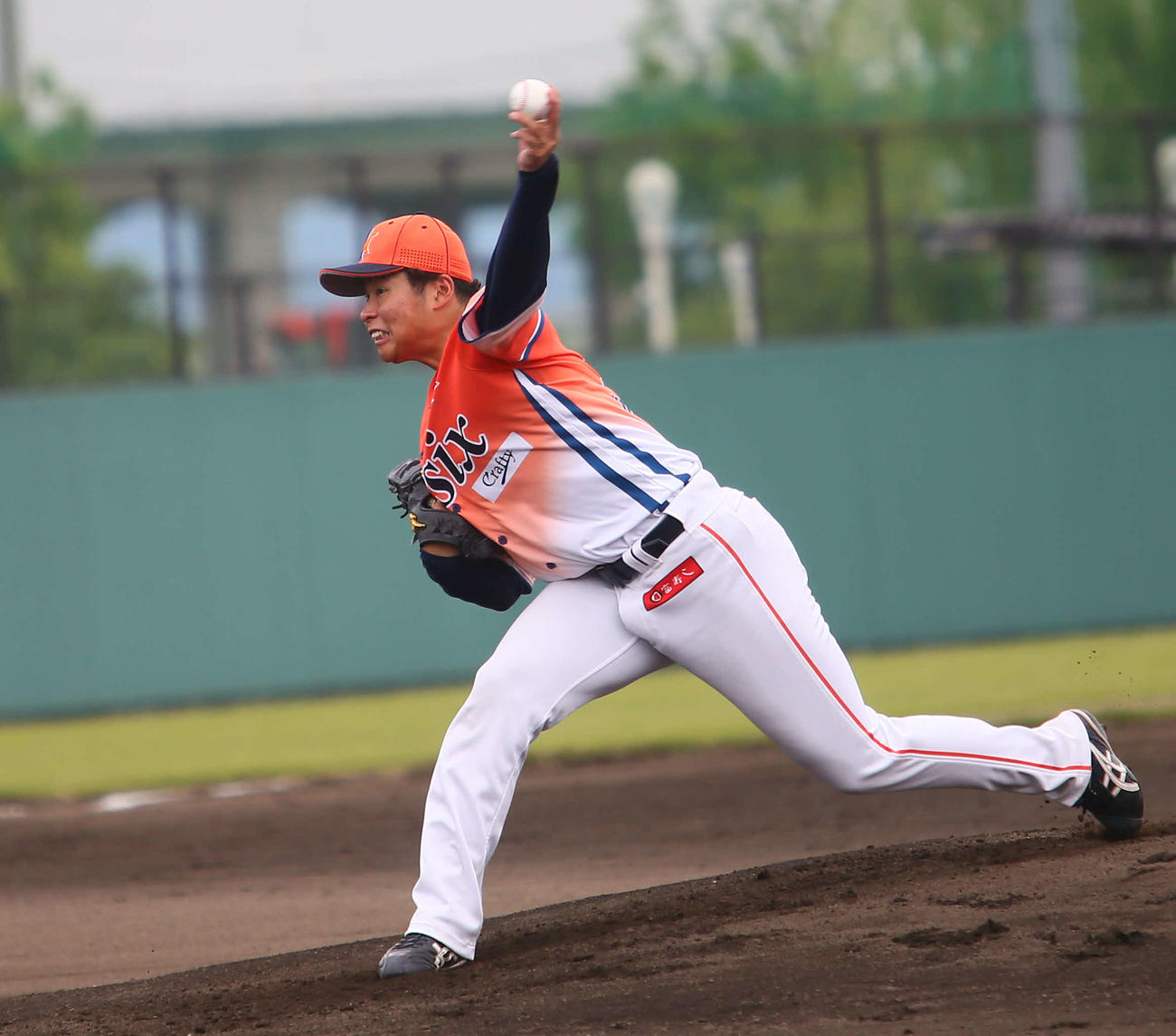 オイシックス対オリックス　歯を食いしばりながら力投する目黒投手