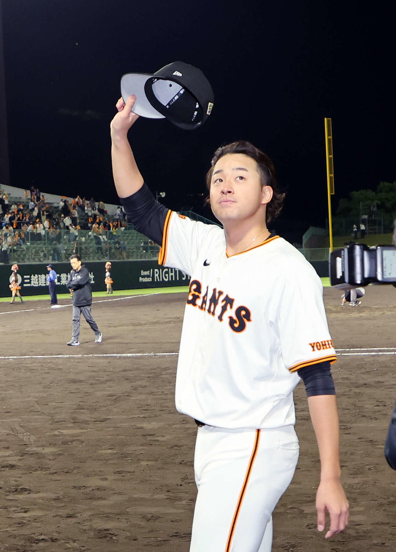 巨人対DeNA　勝利しファンに手を振り引き揚げる巨人堀田（撮影・鈴木正人）