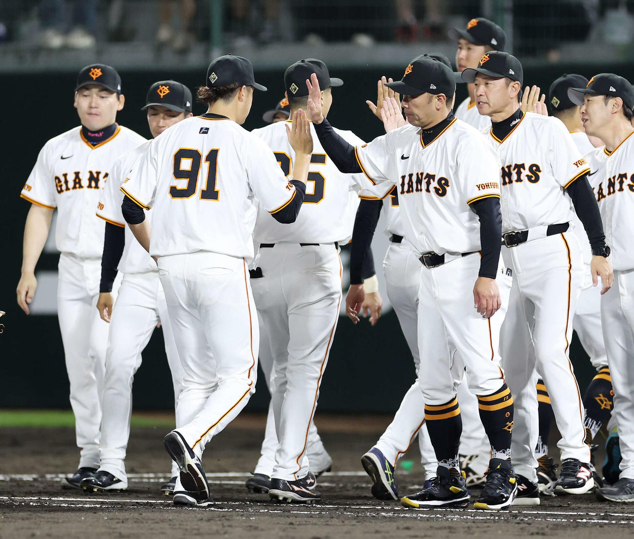 巨人対DeNA　勝利し巨人堀田（左手前）とタッチする阿部監督（撮影・鈴木正人）