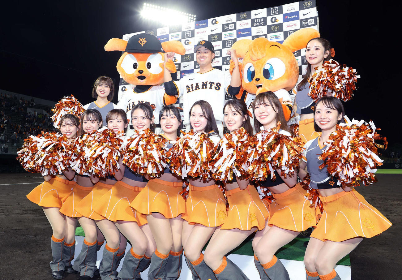 巨人対DeNA　勝利しビーナスと笑顔を見せる巨人堀田（撮影・鈴木正人）