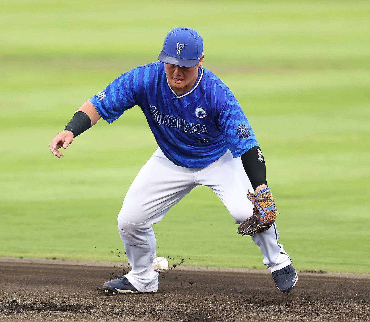 巨人対DeNA 1回裏巨人2死、吉川の打球をファンブルする牧（撮影・河田真司）