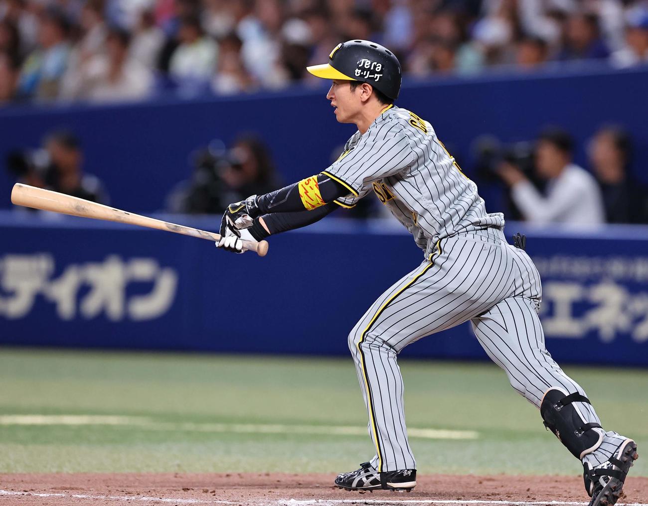 阪神対中日　11回表阪神1死三塁、近本は左前に先制適時打を放つ（撮影・上田博志）