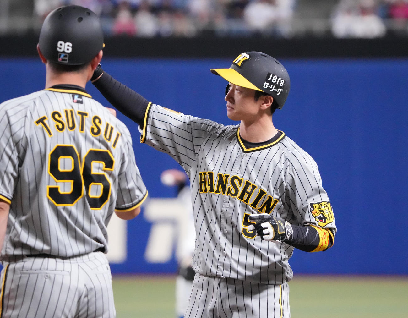 中日対阪神　11回表阪神1死三塁、右前適時打を放った近本（右）（撮影・森本幸一）