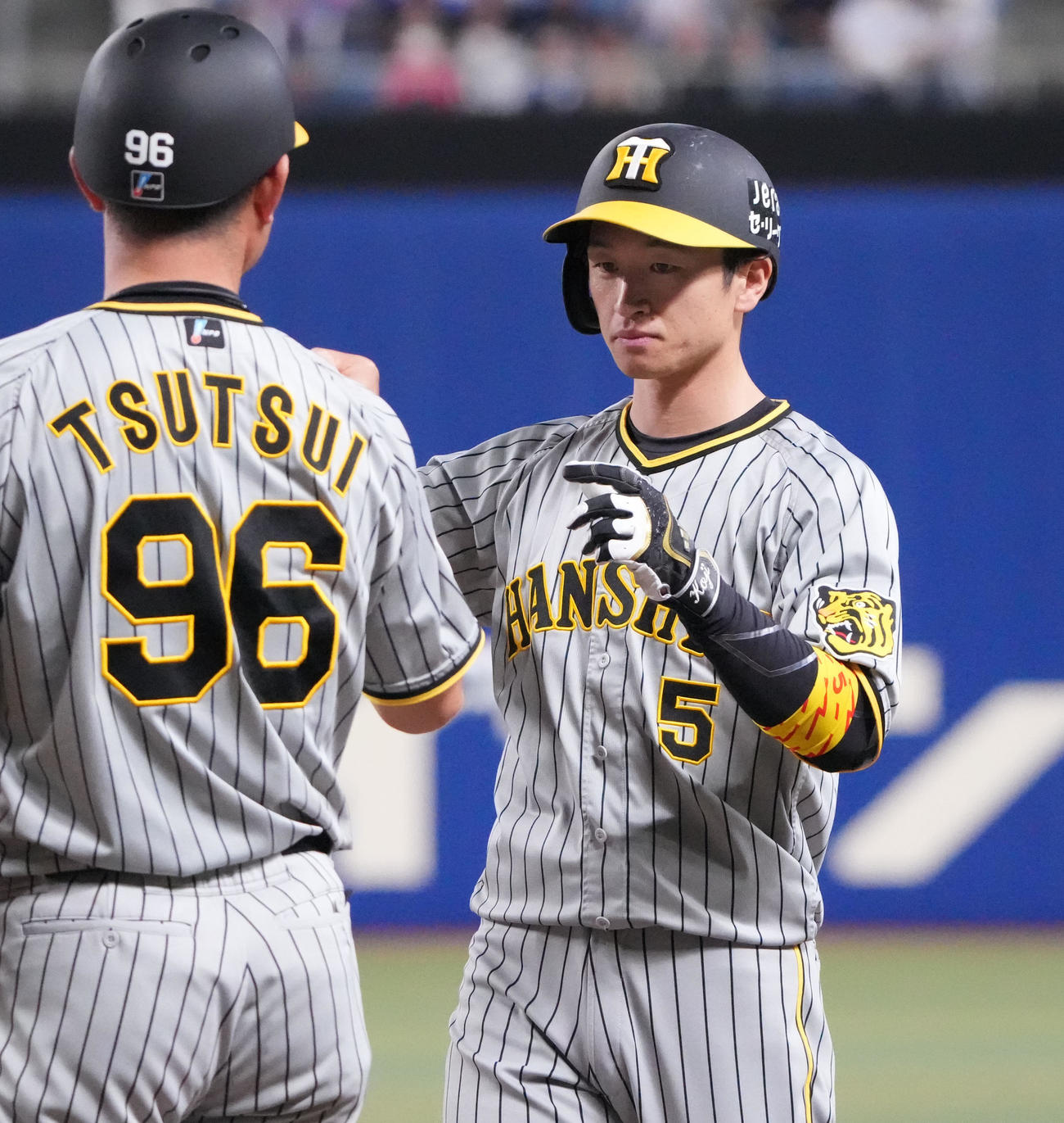 中日対阪神　11回表阪神1死三塁、右前適時打を放った近本（右）（撮影・森本幸一）