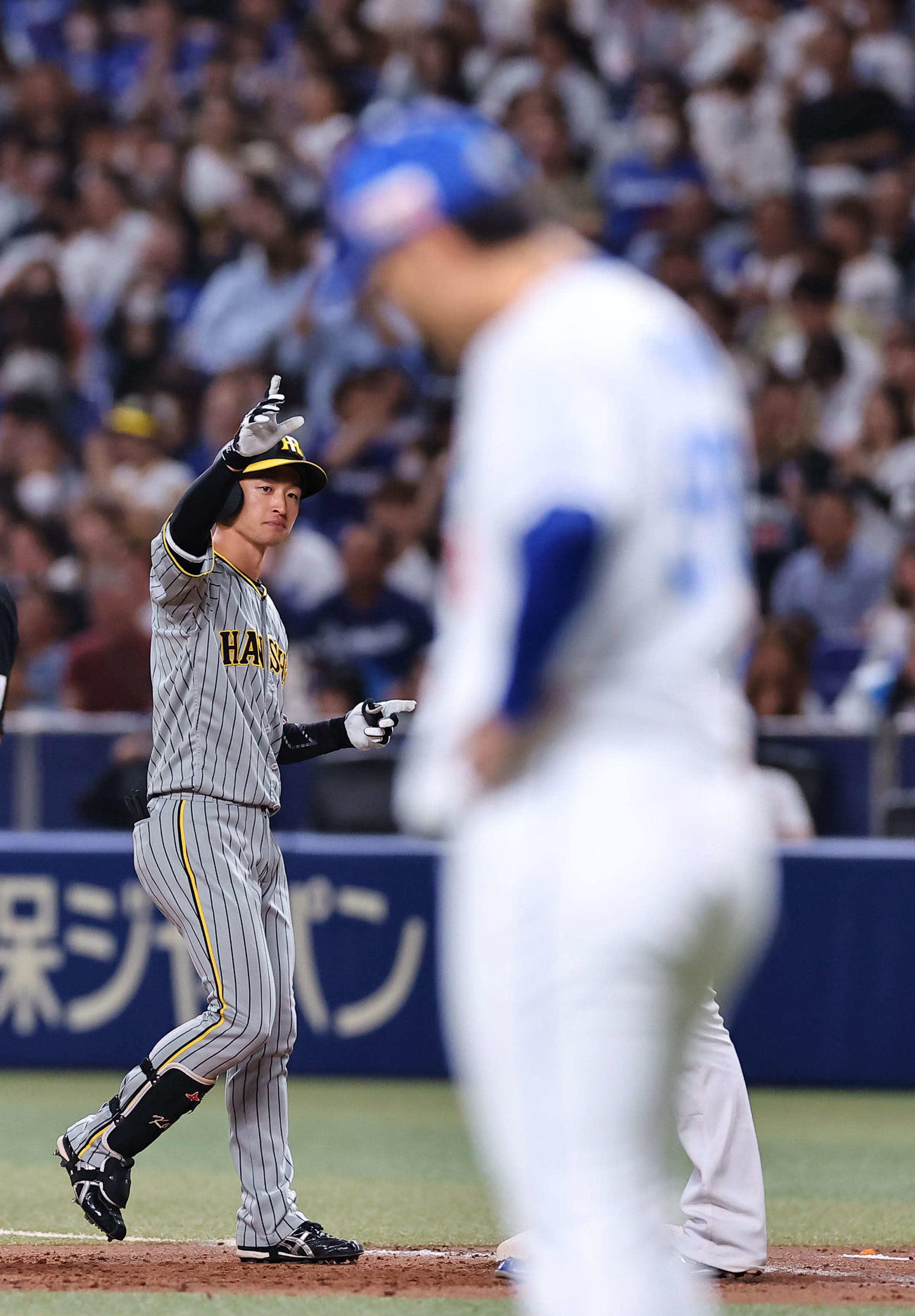 阪神対中日　11回表阪神1死三塁、近本は右前に先制適時打を放つ。手前は肩を落とす斎藤（撮影・上田博志）