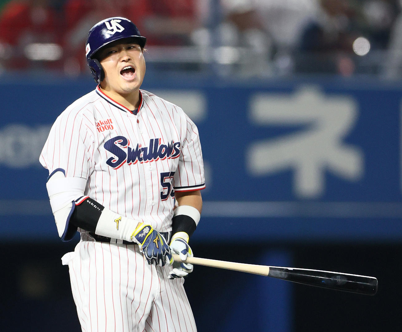 ヤクルト対広島　8回裏ヤクルト2死、村上は右越えソロ本塁打を放ち雄たけびを揚げる（撮影・上山淳一）