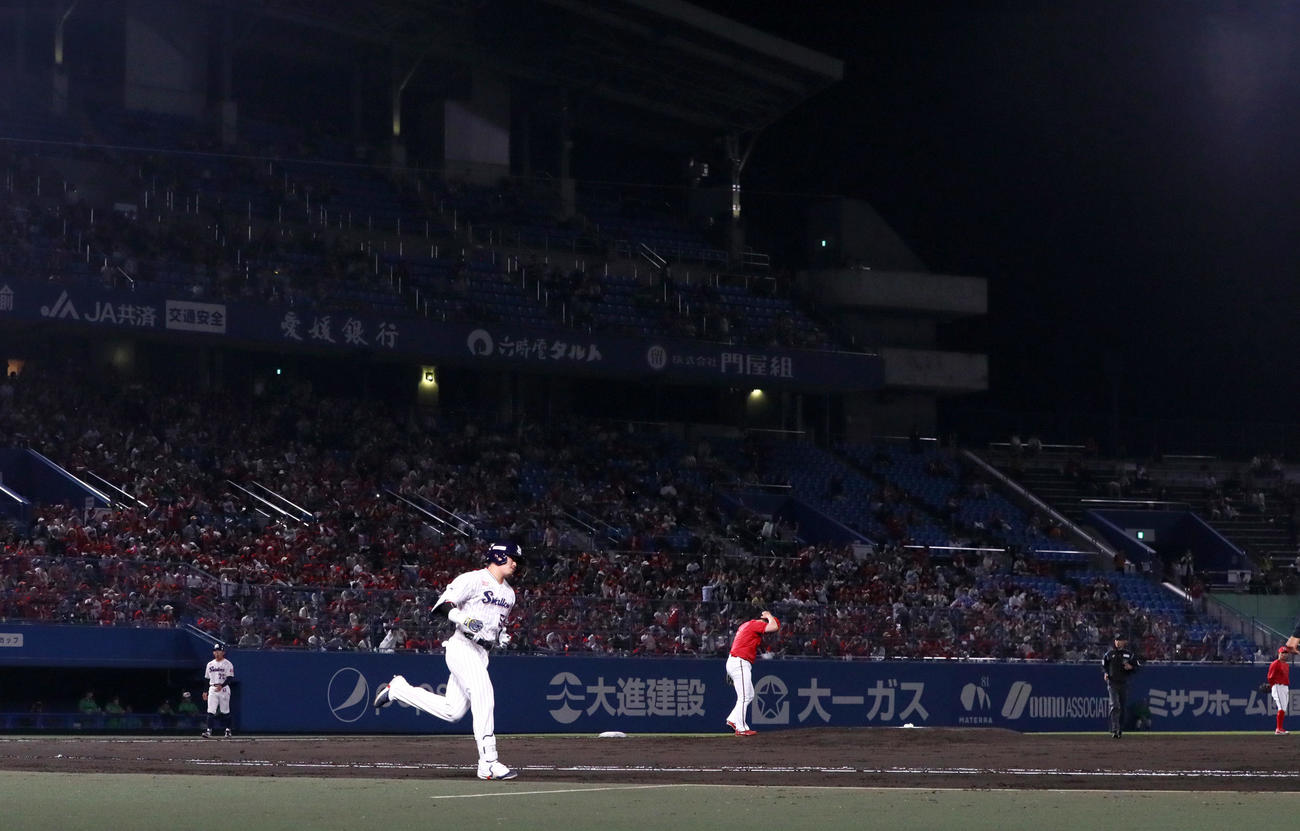 ヤクルト対広島　8回裏ヤクルト2死、村上は右越えソロ本塁打を放ちソロ本塁打を放ちダイヤモンドを1周する（撮影・上山淳一）