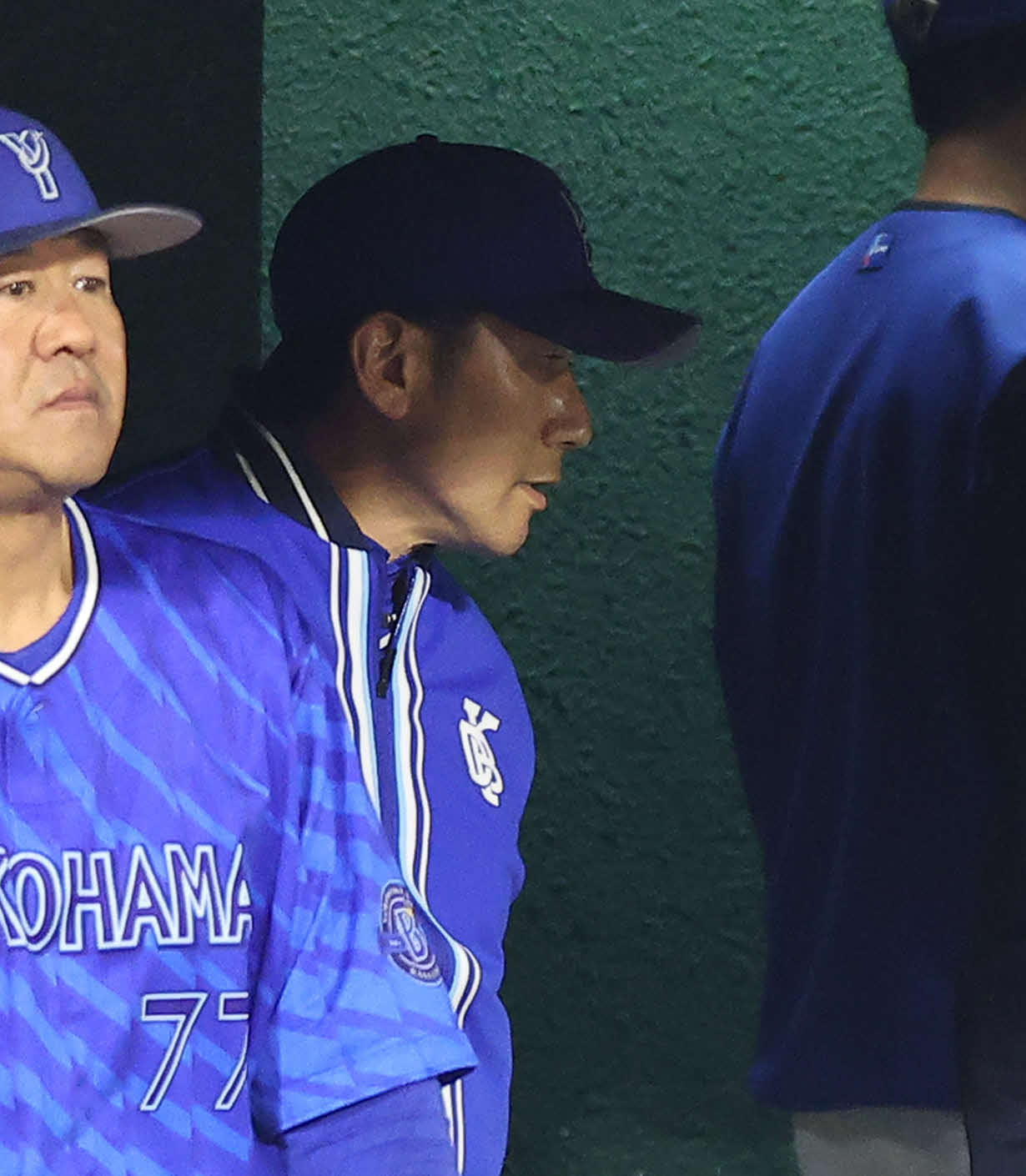 巨人対DeNA　巨人に敗れ、ベンチから引き揚げるDeNA三浦監督（撮影・河田真司）