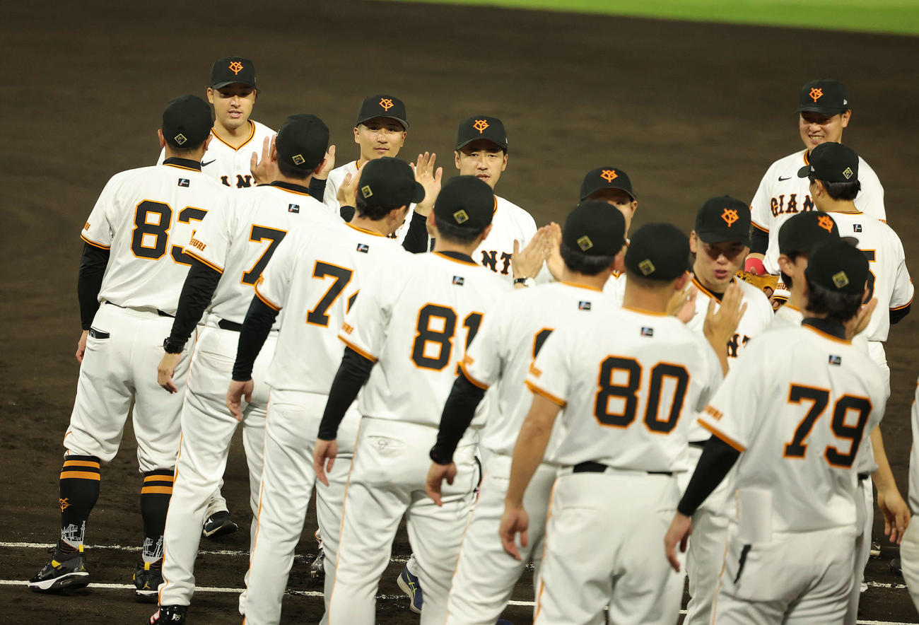 巨人対DeNA DeNAに勝利し、阿部監督（左）に迎えられる堀田（左から2人目）らナイン（撮影・河田真司）