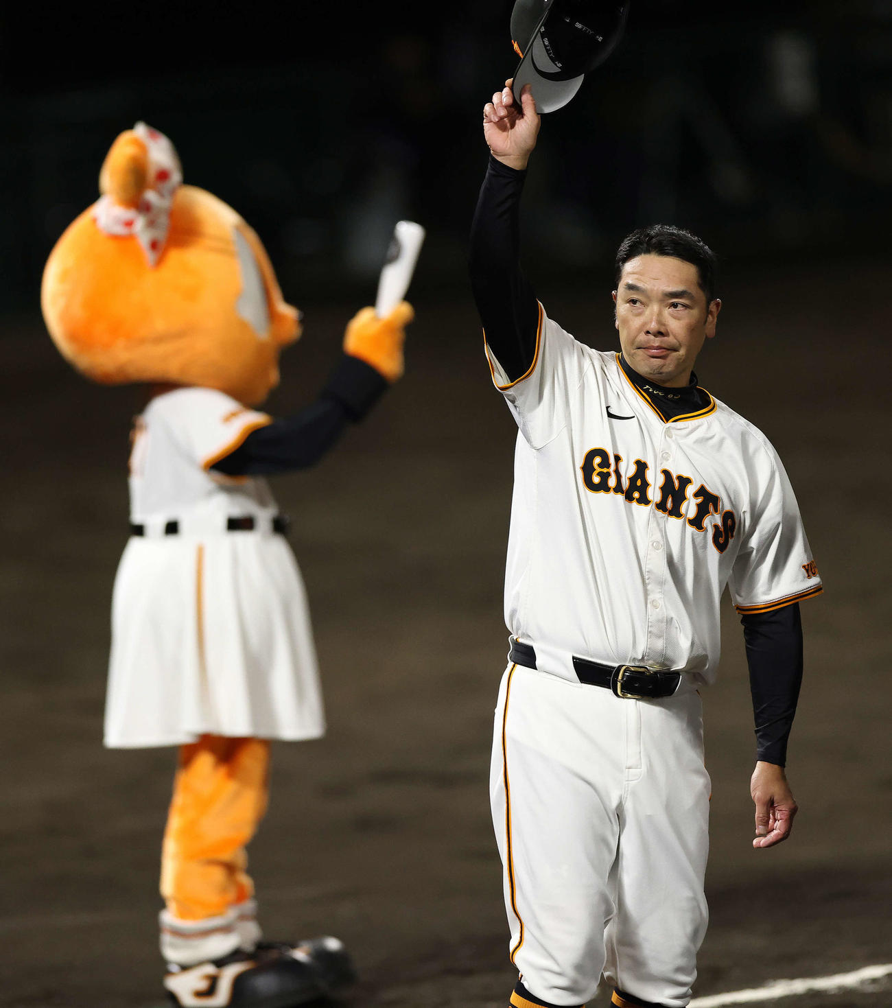 巨人対DeNA DeNAに勝利し、観客席にあいさつすエル巨人阿部監督（撮影・河田真司）