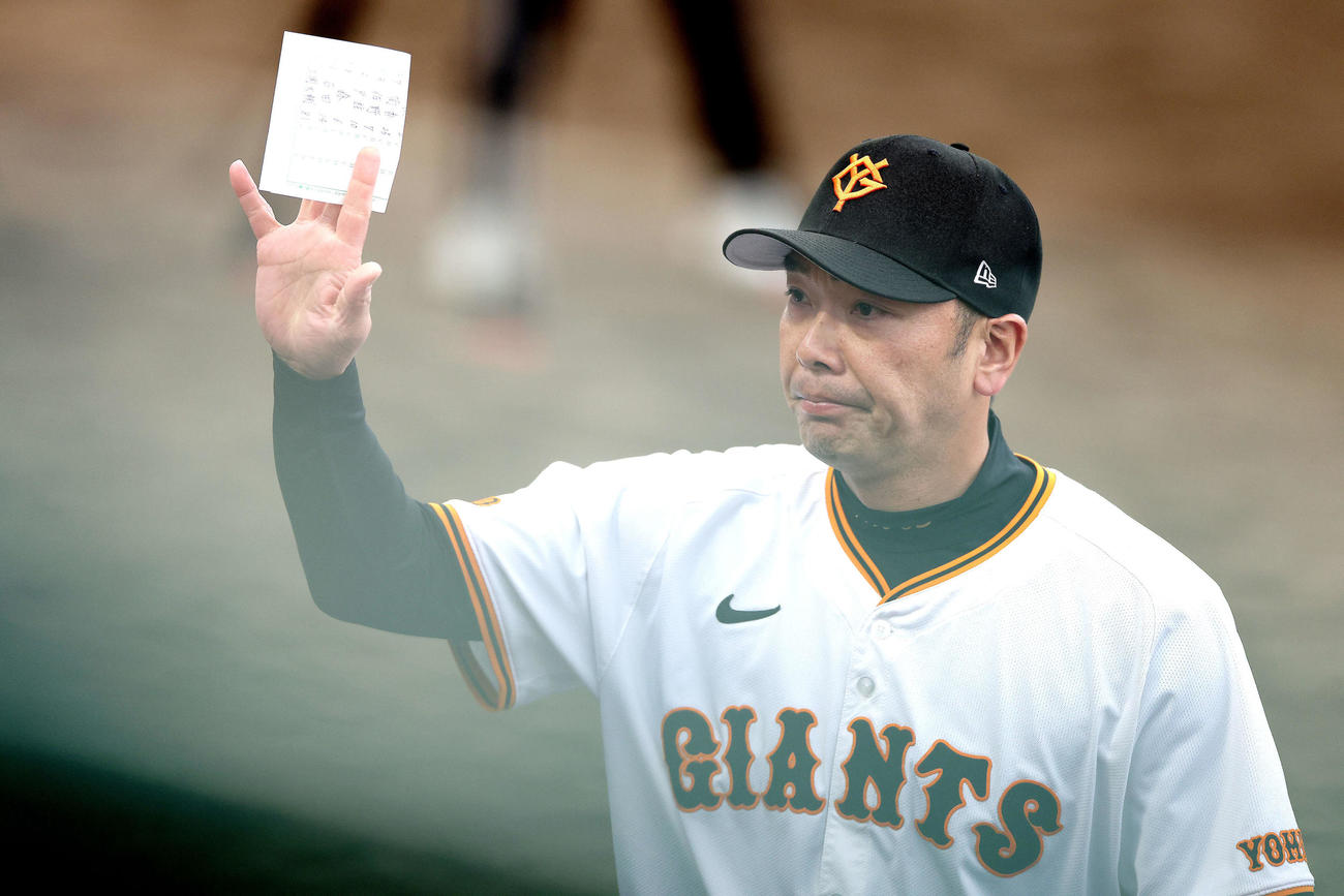 巨人対DeNA　開始前、観客席の声援に応える阿部監督（撮影・河田真司）