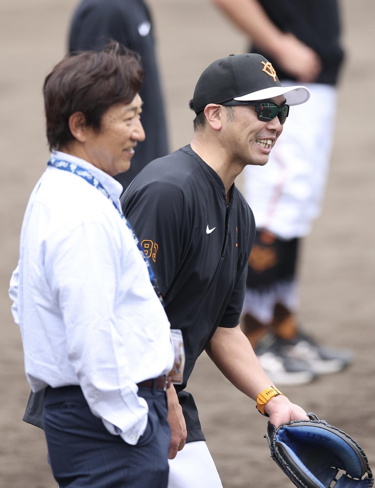 巨人対DeNA　試合前、練習を見る巨人阿部監督（右）と田尾氏（撮影・河田真司）