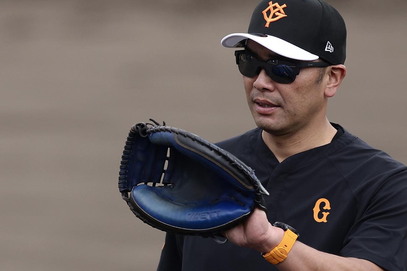 巨人対DeNA　試合前、練習を見る巨人阿部監督（撮影・河田真司）