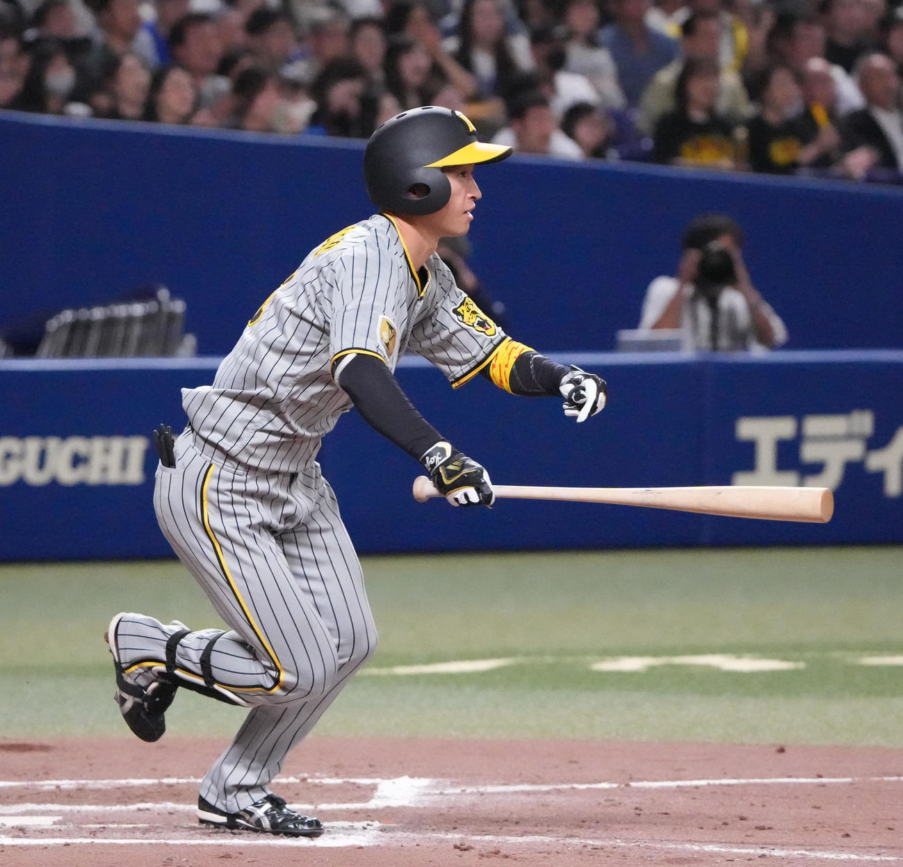 中日対阪神　11回表阪神1死三塁、右前適時打を放つ近本（撮影・森本幸一）