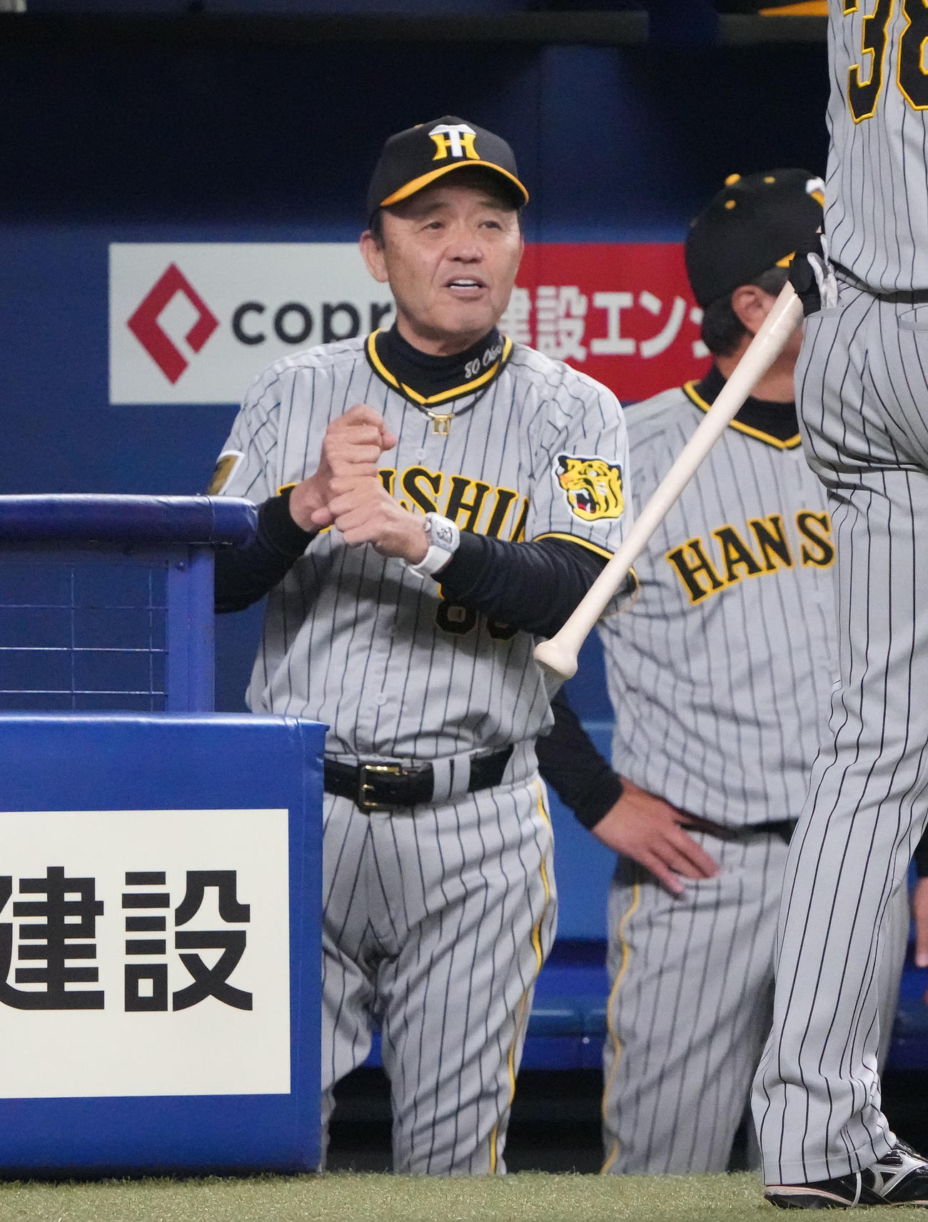 中日対阪神　8回表阪神1死、代打を告げる岡田監督（左）（撮影・森本幸一）