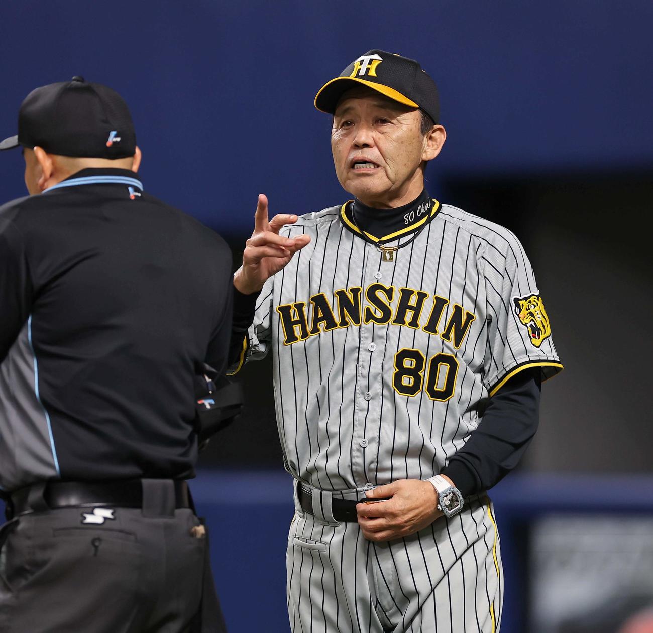 阪神対中日　選手交代を告げる岡田監督（撮影・上田博志）