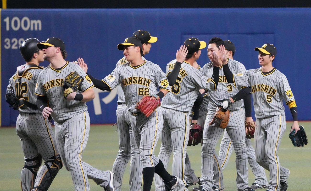 中日対阪神　試合終了、中日に勝利し喜ぶ阪神ナイン（撮影・森本幸一）
