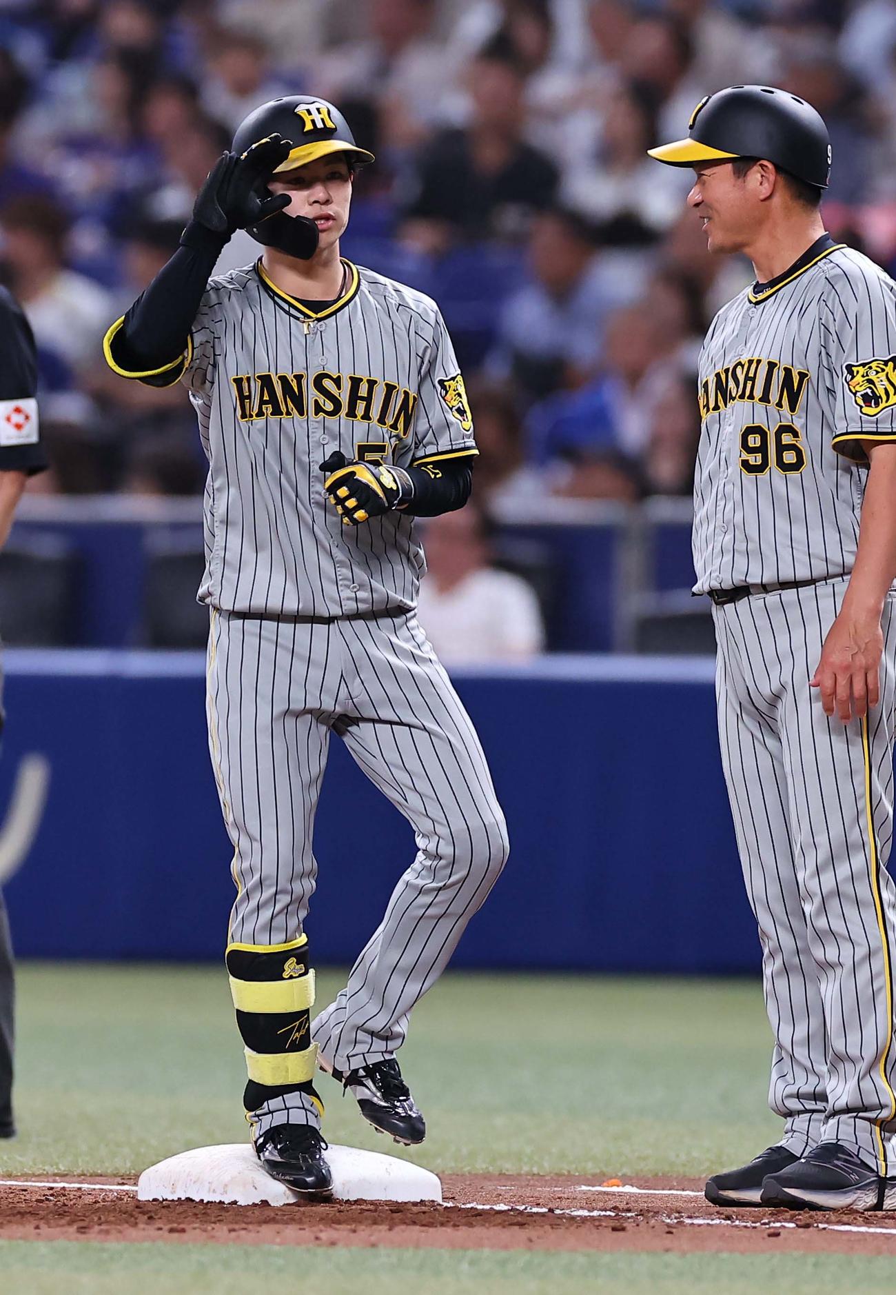阪神対中日　3回表阪神2死、中野は中前打を放つ（撮影・上田博志）