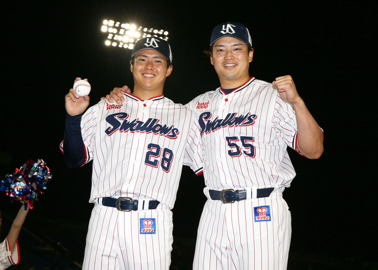 ヤクルト対広島　プロ初勝利を挙げたヤクルト松本健（左）と最年少通算200本塁打を達成した村上は笑顔で写真に納まる（撮影・上山淳一）