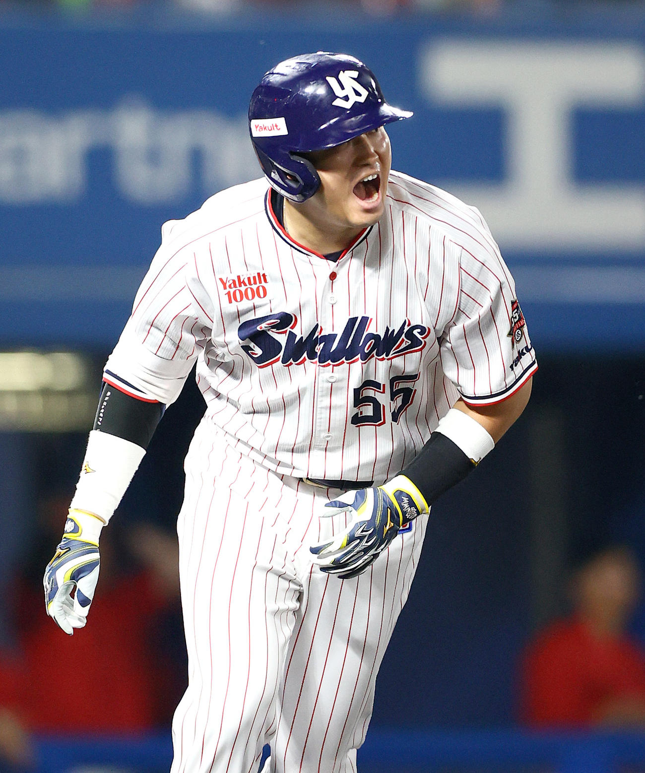 ヤクルト対広島　8回裏ヤクルト2死、村上は右越えソロ本塁打を放ち雄たけびを揚げる（撮影・上山淳一）
