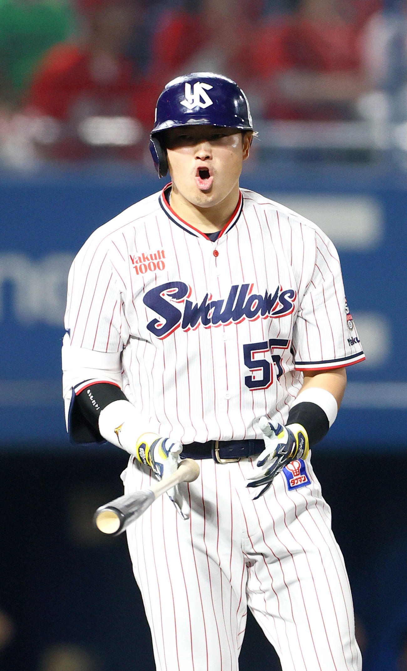 ヤクルト対広島　8回裏ヤクルト2死、村上は右越えソロ本塁打を放ち雄たけびを上げる（撮影・上山淳一）