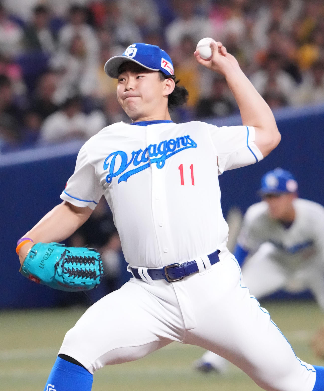 中日対阪神　1回表、登板する中日先発の小笠原（撮影・森本幸一）