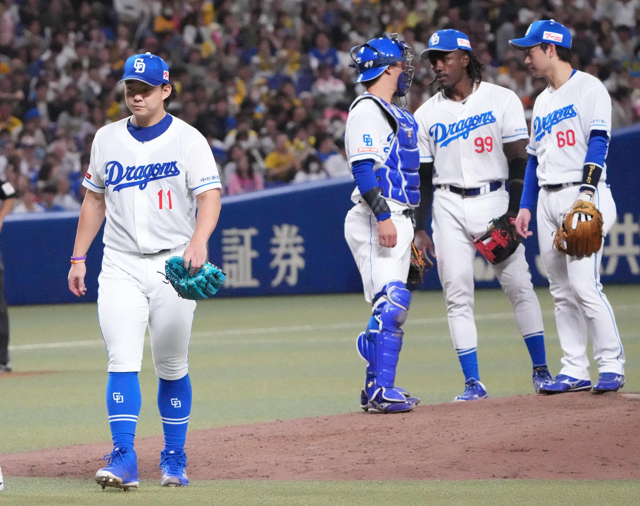 中日対阪神　9回表阪神無死二塁、マウンドを降りる小笠原（左）（撮影・森本幸一）