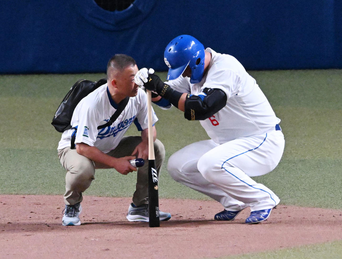 中日対阪神　2回裏中日無死、自打球を当て治療を受ける中田（撮影・前岡正明）