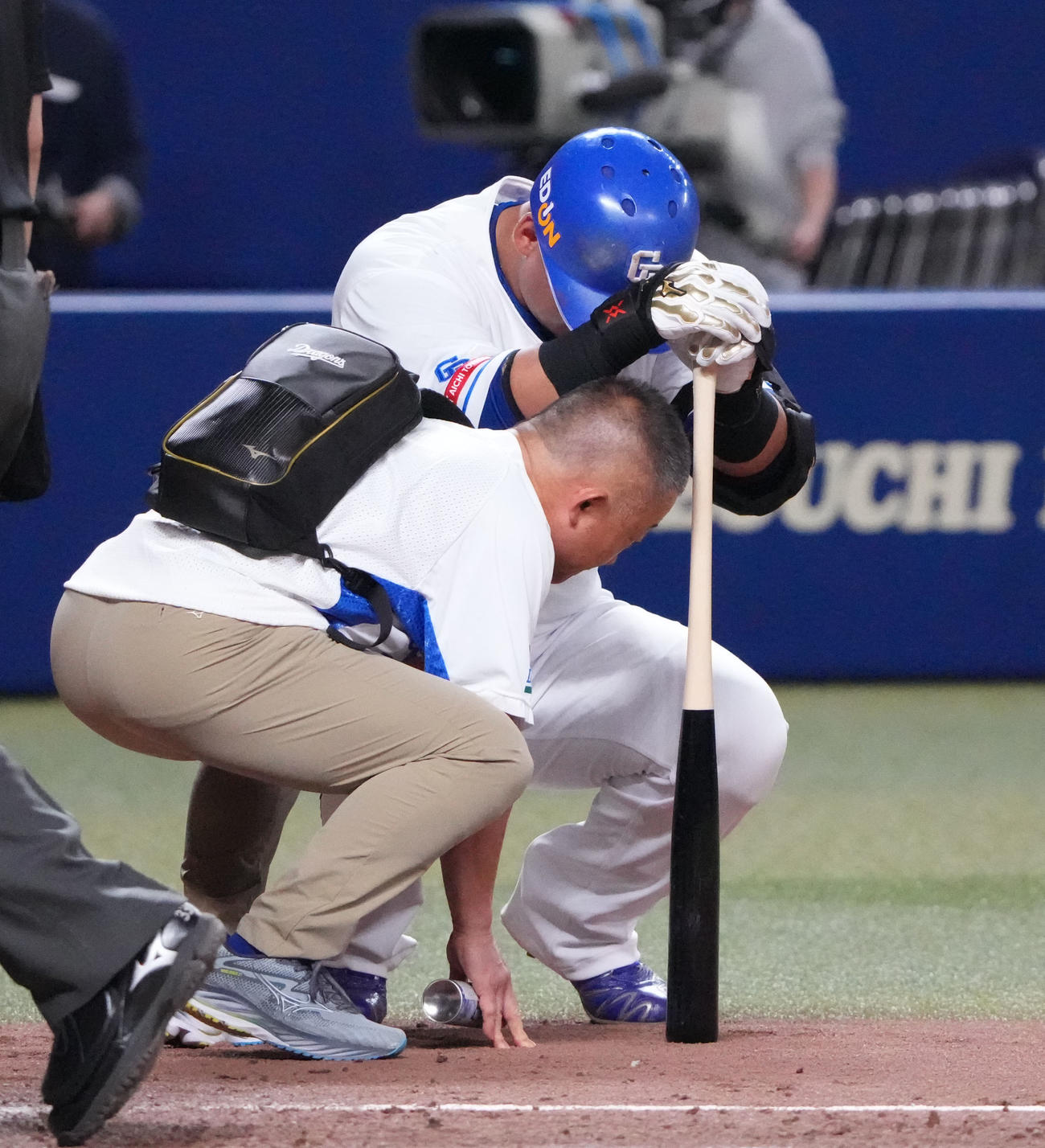 中日対阪神　2回裏中日無死、自打球を当てうずくまる中田（奥）（撮影・森本幸一）