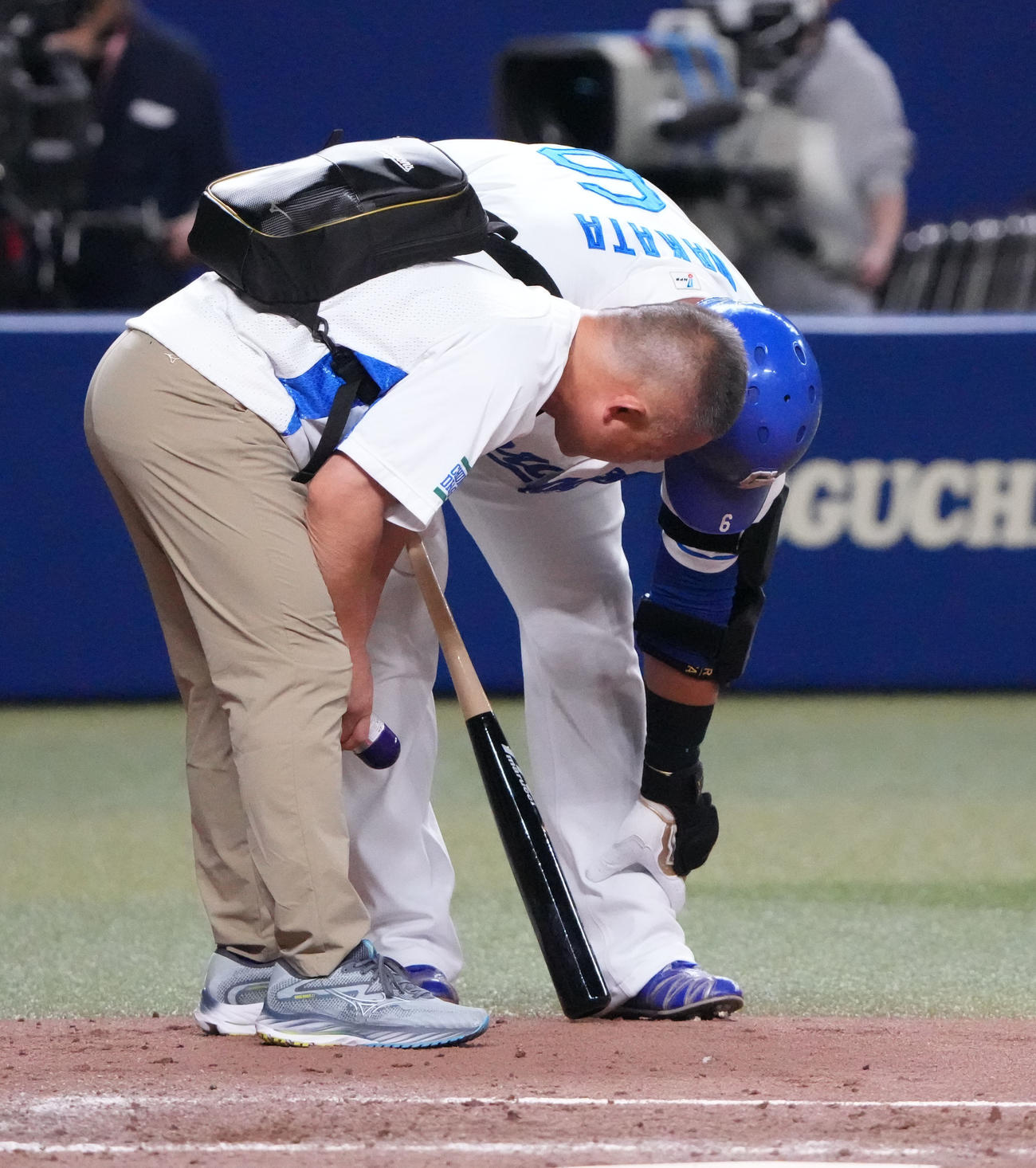 中日対阪神　2回裏中日無死、自打球を当てうずくまる中田（奥）（撮影・森本幸一）