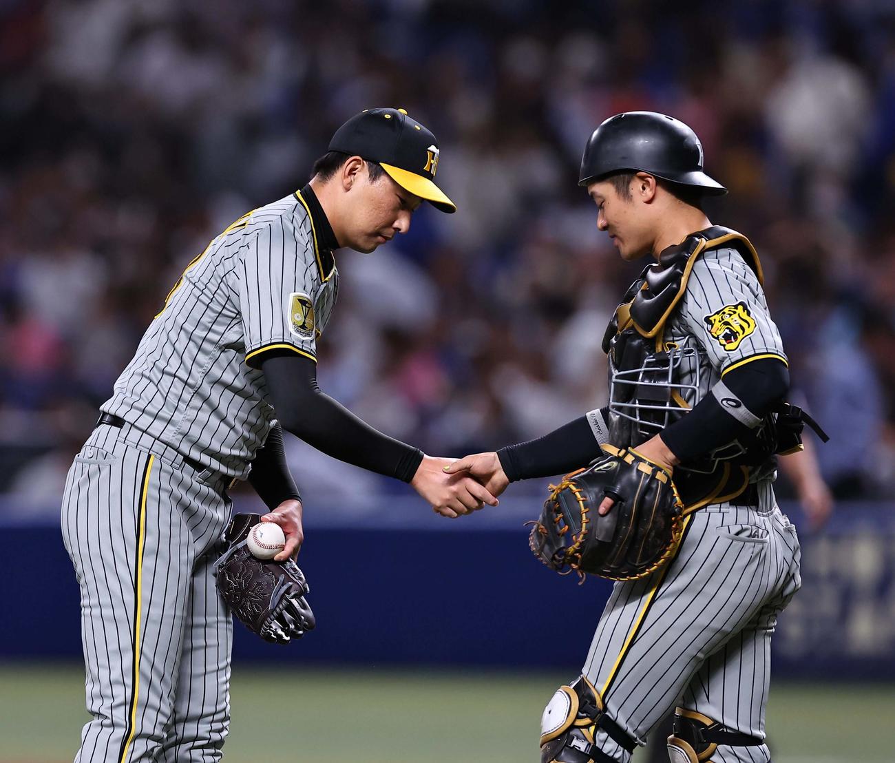 阪神対中日　中日に勝利し坂本（右）と握手を交わす岩崎（撮影・上田博志）
