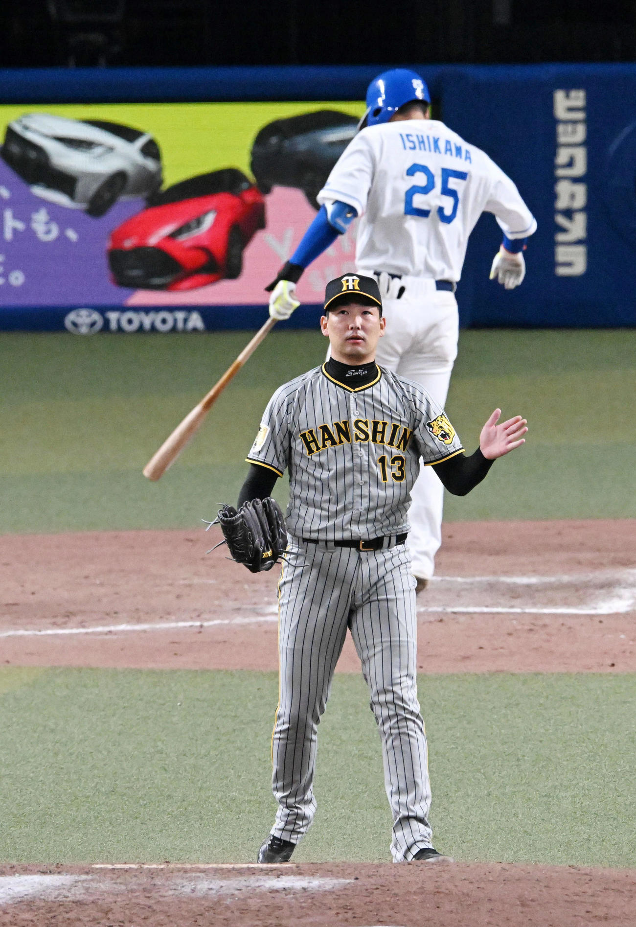 中日対阪神　11回裏中日2死一塁、石川昂を空振り三振に打ち取りグラブをたたく岩崎（撮影・前岡正明）