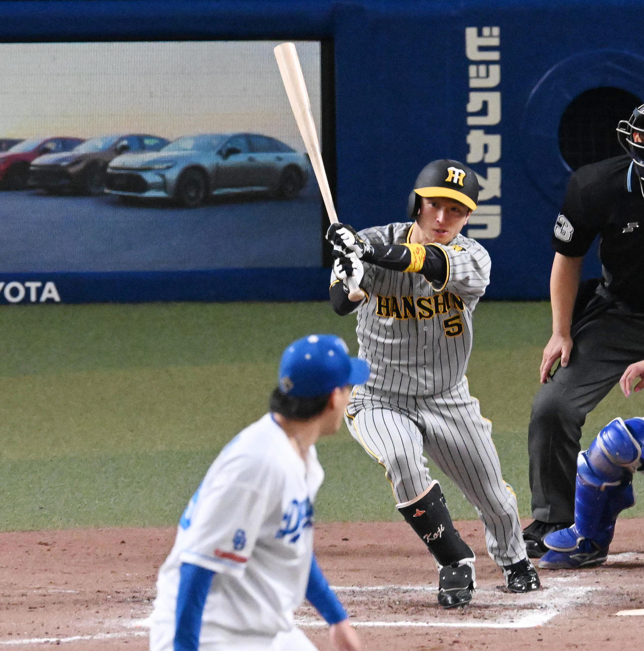 中日対阪神　11回表阪神1死三塁、近本は右前先制適時打を放つ。投手斎藤（撮影・前岡正明）