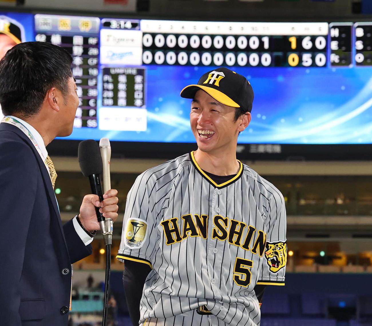 阪神対中日　ヒーローインタビューで明るい笑顔を見せる近本（撮影・上田博志）