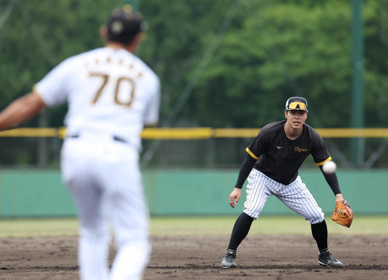 阪神情報　2軍に降格し、ノックを受ける阪神佐藤輝。手前は田中コーチ（撮影・前田充）