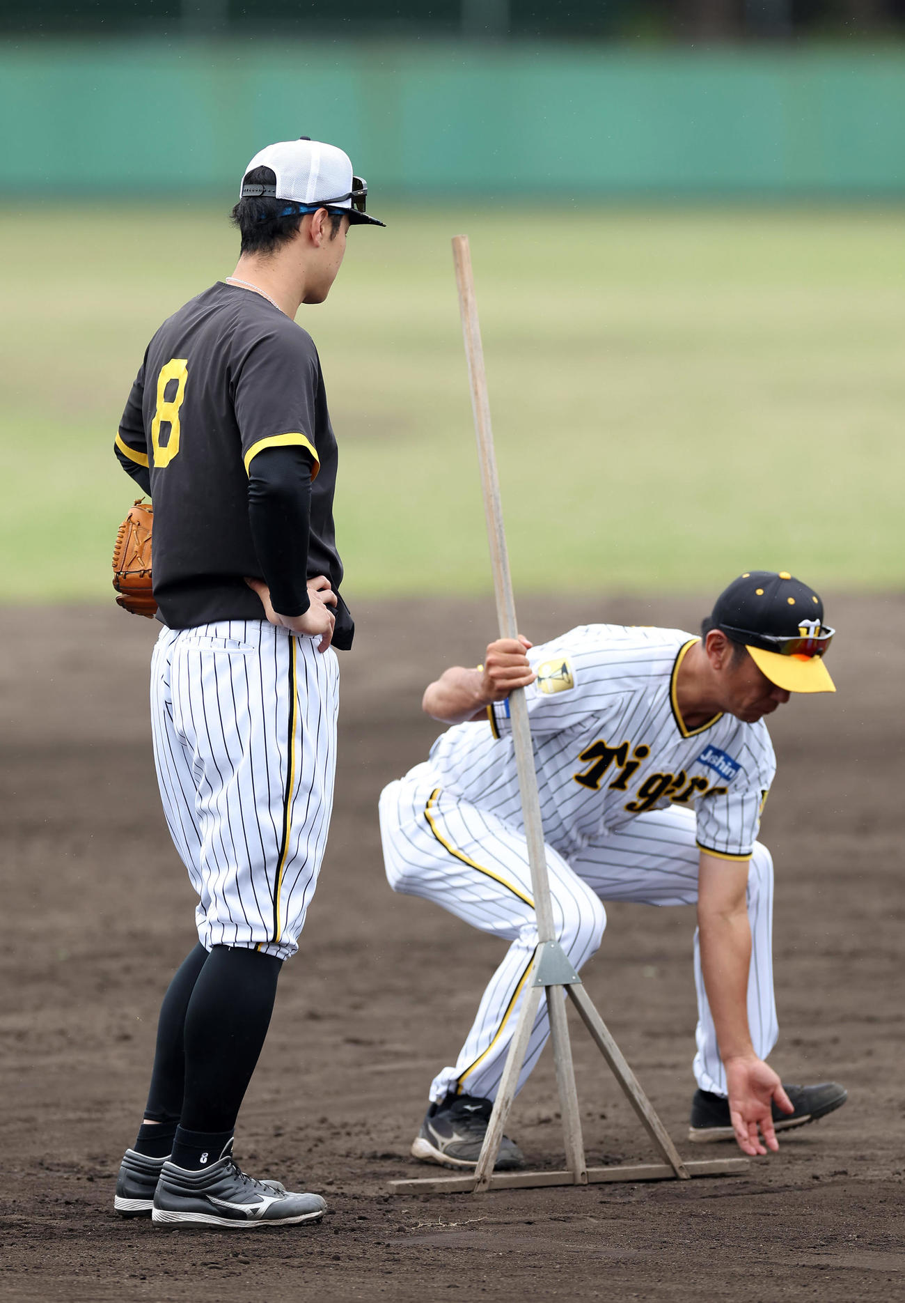 2軍に降格し、阪神田中コーチ（右）から指導を受ける佐藤輝（撮影・前田充）