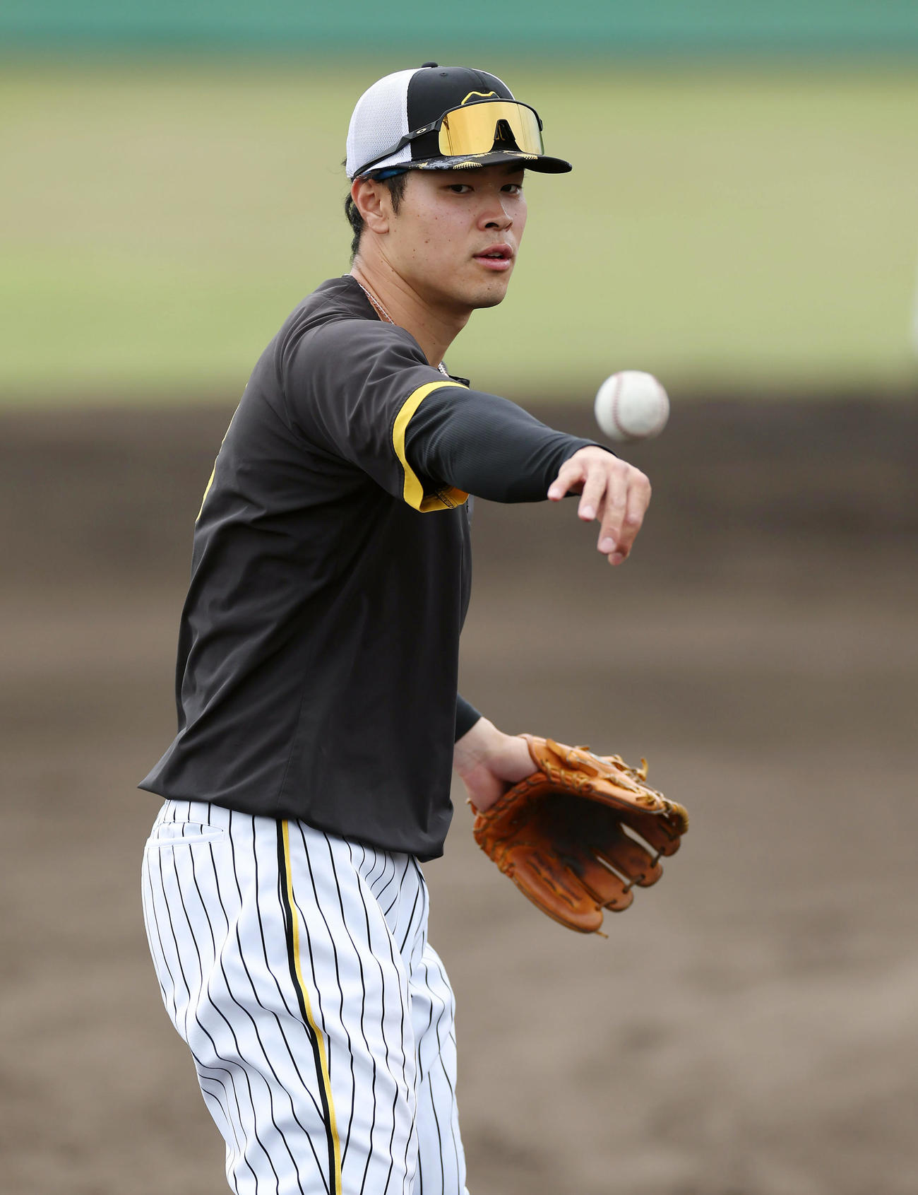 2軍に降格し、ノックを受ける阪神佐藤輝（撮影・前田充）