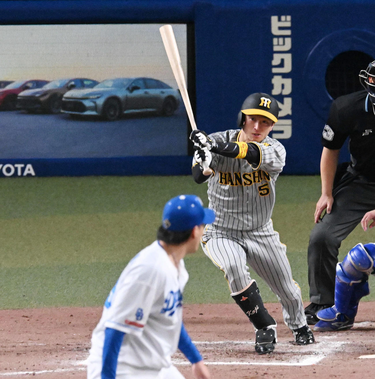 中日対阪神　11回表阪神1死三塁、近本は右前先制適時打を放つ。投手斉藤（撮影・前岡正明）