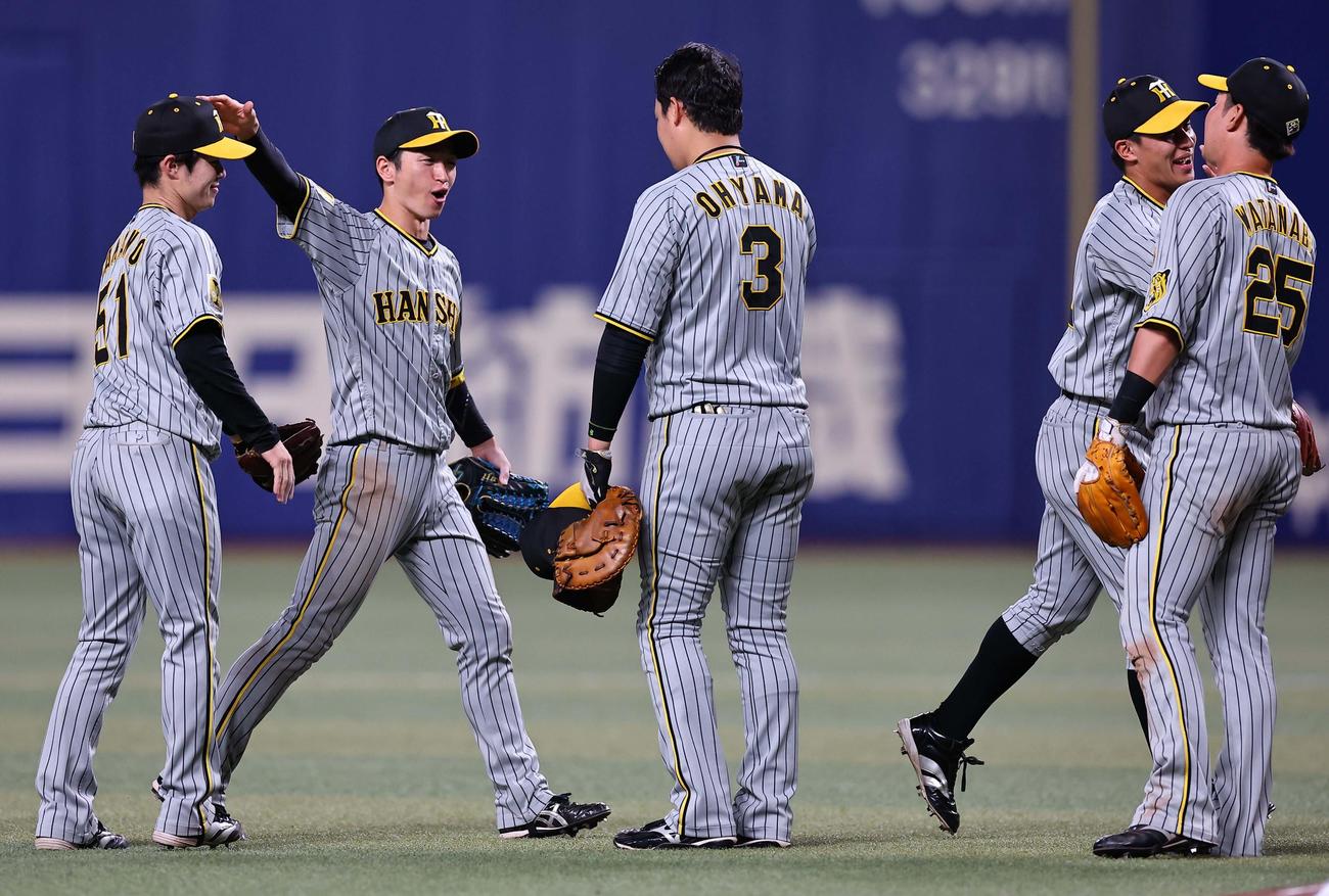 阪神対中日　中日に勝利し中野の頭をなでる近本（左から2人目）（撮影・上田博志）