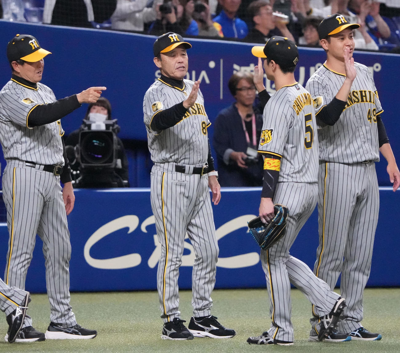 中日対阪神　中日に勝利し近本らを迎える岡田監督（左から2人目）。右端は大竹（撮影・森本幸一）