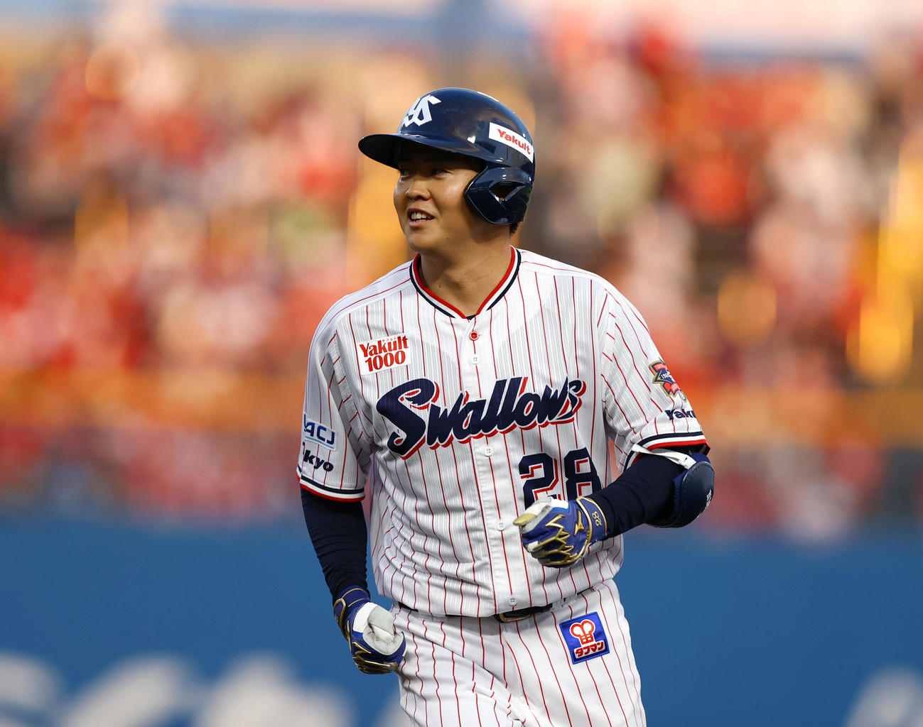 ヤクルト対広島　2回裏ヤクルト1死一、二塁、松本健は送りバントを決め笑顔を見せる（撮影・上山淳一）