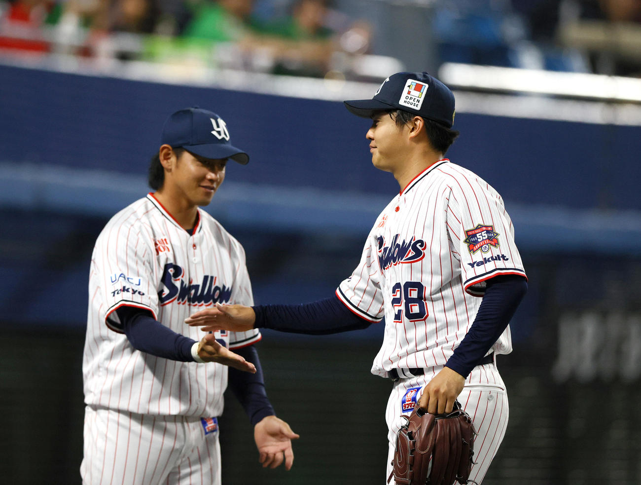 ヤクルト対広島　ヤクルト松本健（右）は6回を無失点に終えベンチに引き揚げる（撮影・上山淳一）