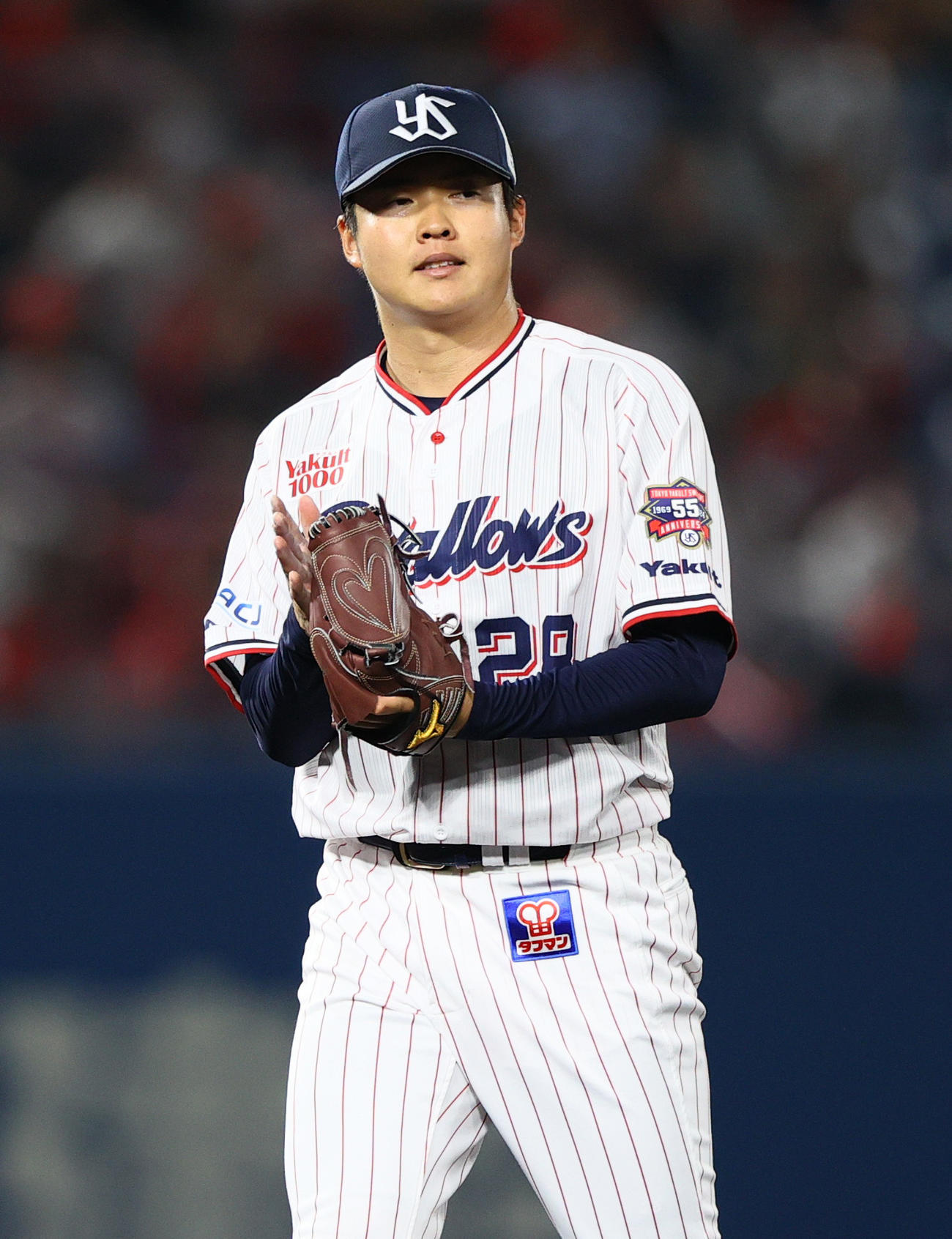 ヤクルト対広島　ヤクルト先発の松本健は7回を無失点に終えグラブをたたきながらベンチに引き揚げる（撮影・上山淳一）