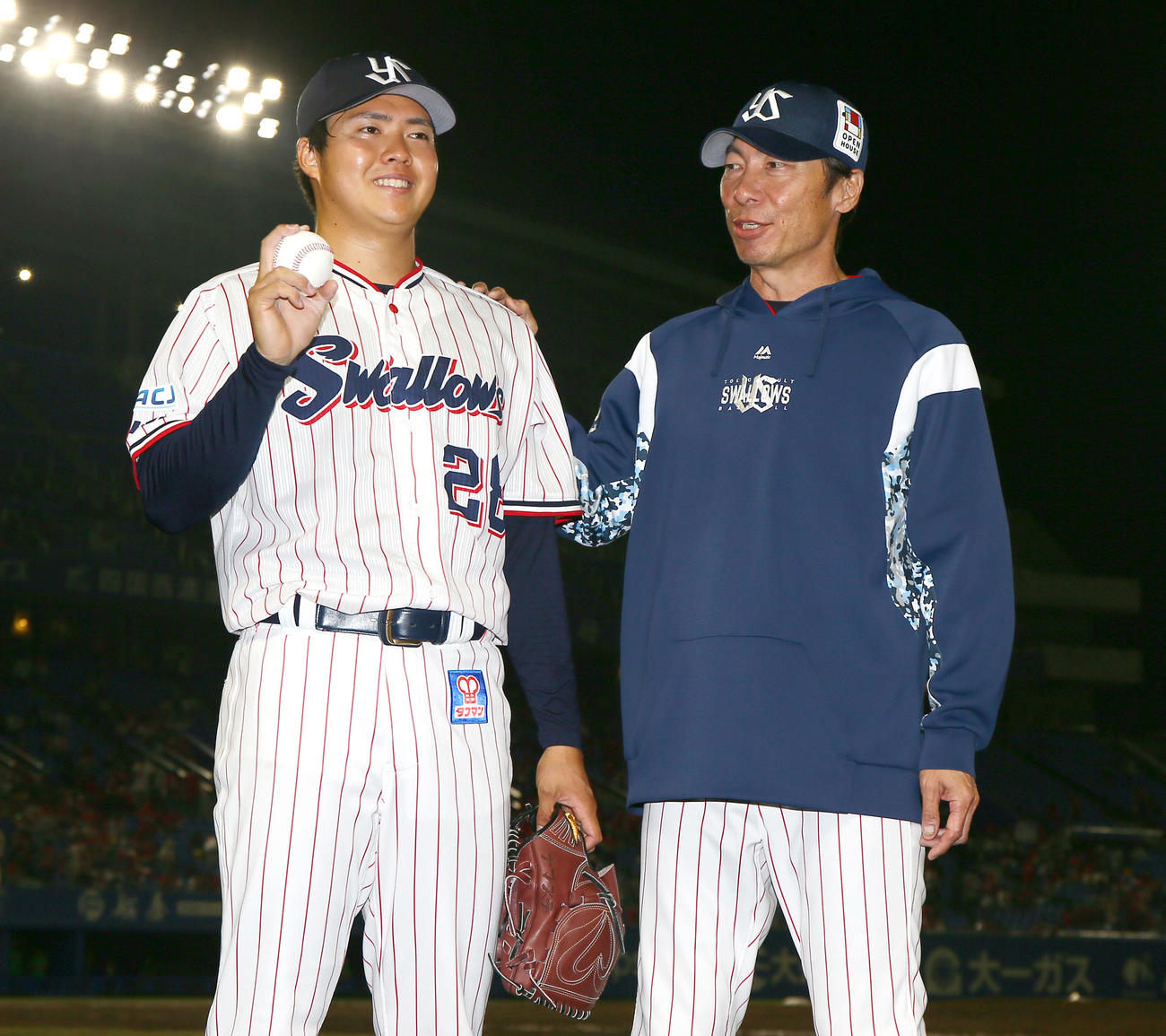 ヤクルト対広島　プロ初勝利を挙げた松本健（左）を祝福する高津監督（撮影・上山淳一）